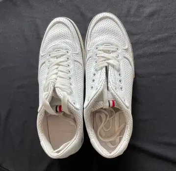 화이트 메쉬 스니커즈