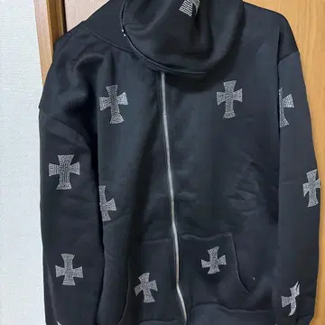 크로스 모티브 스톤 장식 후드티