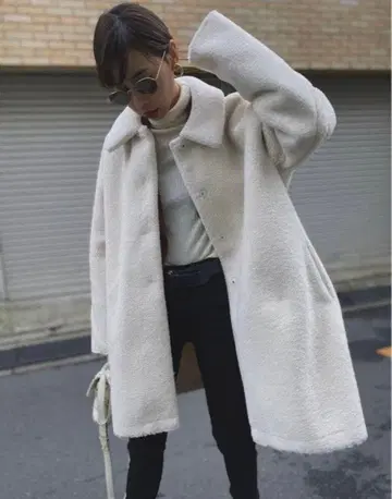 화이트 무스탕 코트 오버 사이즈