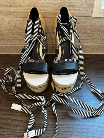 ZARA WOMAN 웨지솔 샌들 블랙과 화이트