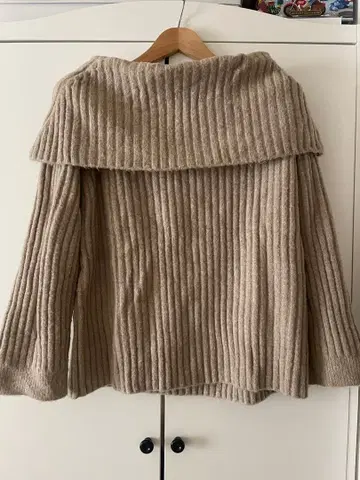 mystic 오프숄더 니트 베이지