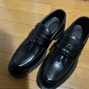 블랙 레더 태슬 로퍼