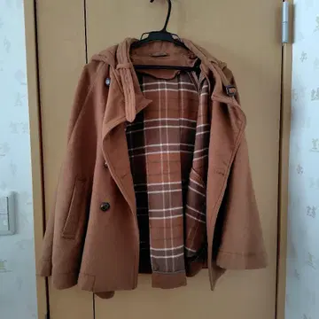 브라운 후드 부착 코트