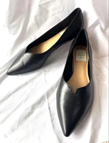 천연 가죽 V컷 플랫슈즈 블랙 24.5 enchanted 포인트