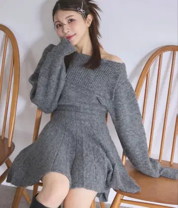 NICE CLAUP 오프숄더 플리츠 니트 원피스 그레이