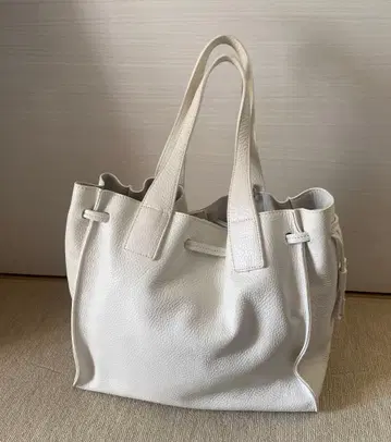 [ INNUE ] 화이트 가죽 토트백 숄더 스트랩 포함