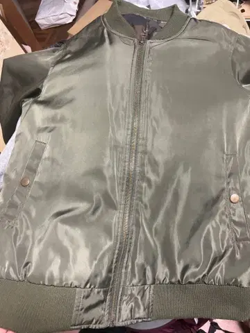 MA-1 스타일 올리브 그린 자켓 충전솜 봄버