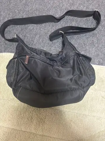 나일론제 블랙 숄더백