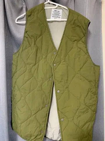 올리브 그린 퀼팅 다운 베스트