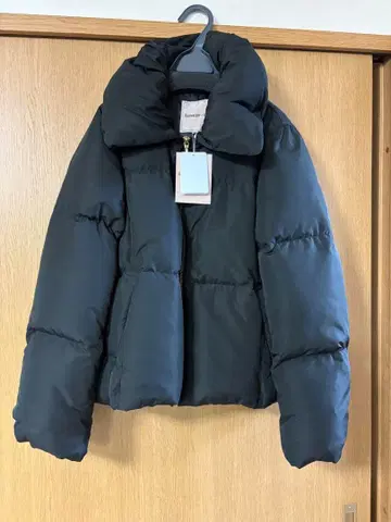 새상품 Apuweiser-riche 블랙 다운 자켓