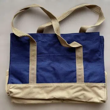 네이비와 베이지 토트백