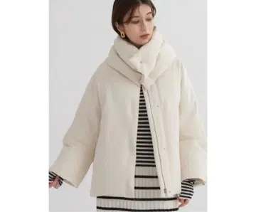 여성용 화이트 머플러 포함 다운 코트