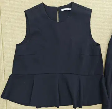 KBF 네이비 플레어헴 슬리브리스 상의