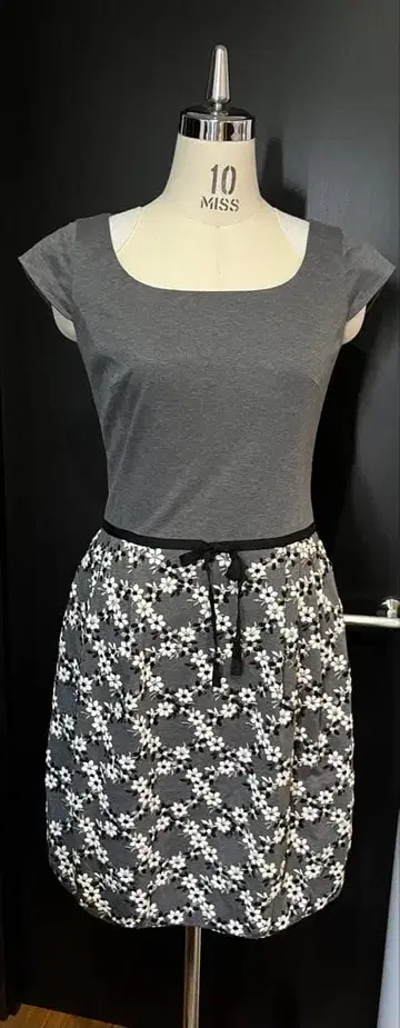 새상품급 TOCCA 토카 원피스 중고(^^)저리 소재에 자수