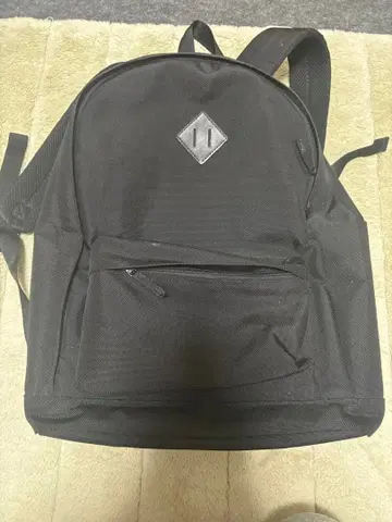 심플한 블랙 백팩