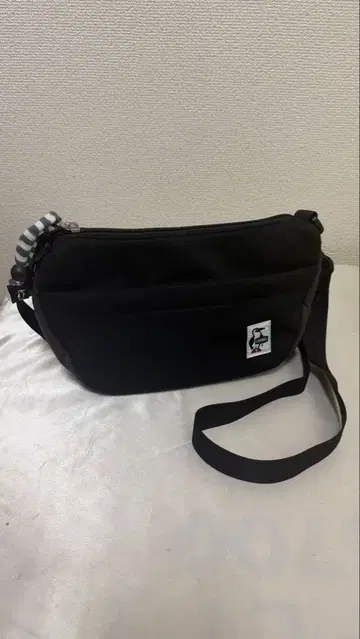 CHUMS 블랙 숄더백 새상품급