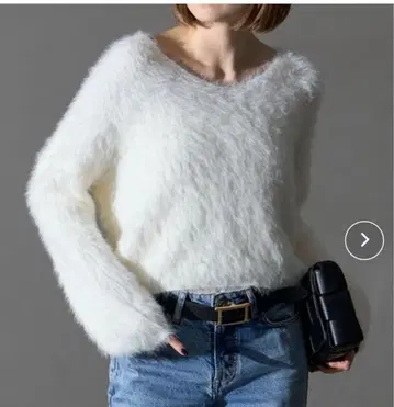 화이트 복슬복슬 니트 스웨터