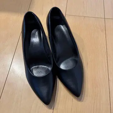 블랙 스틸레토 펌프스 낮은 힐