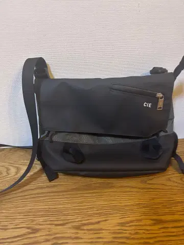 CIE 블랙 숄더백