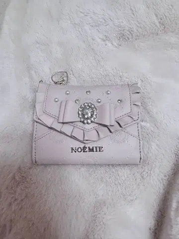 노에미 비쥬 리본 모노그램 지갑