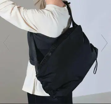 Nomadis 블랙 숄더백