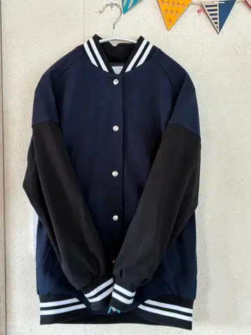 하이픈월드 갤러리 바시티 자켓풍 블루종