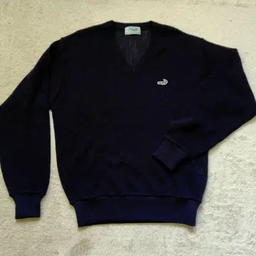 크로커다일 네이비 V넥 스웨터