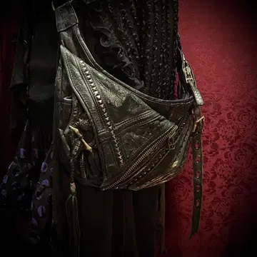 KMRii 초기 디자인 아카이브 가죽 스터드 숄더백 레어