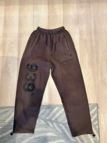 브라운 조거 팬츠 939 로고 프린트