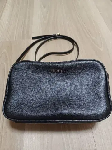 훌라 가죽 숄더백 릴리 로고 금장 장식 더블 지퍼 블랙