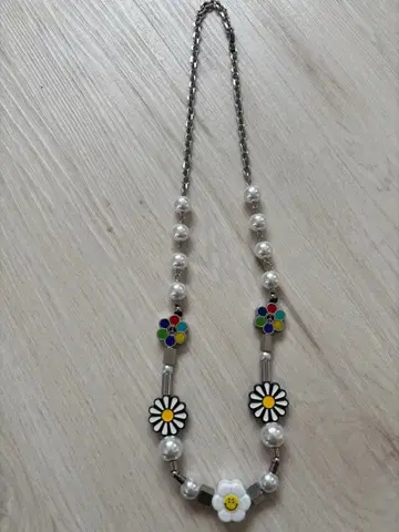 컬러풀한 꽃과 펄 목걸이