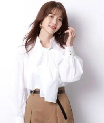 [ JUSGLITTY ] 리본 포함 프릴 옷깃 화이트 셔츠