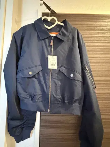 아클렌트 네이비 크롭 자켓 백 프린트