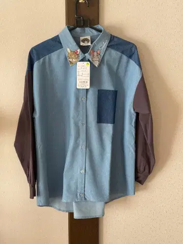 스칼라 고양이 자수 옷깃 샹블루 셔츠