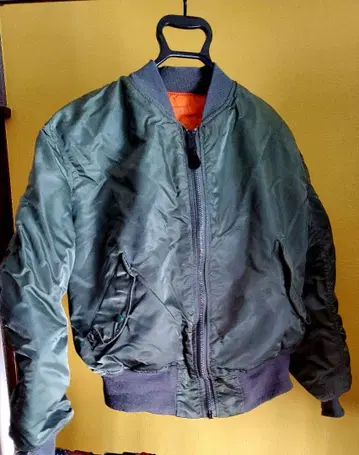 알파 인더스트리즈 MA-1 플라이트 자켓