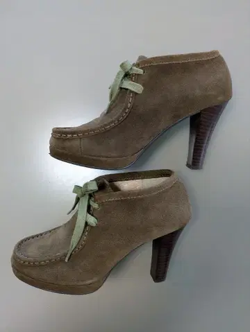 브라운 스웨이드 중간 굽 레이스업 부츠