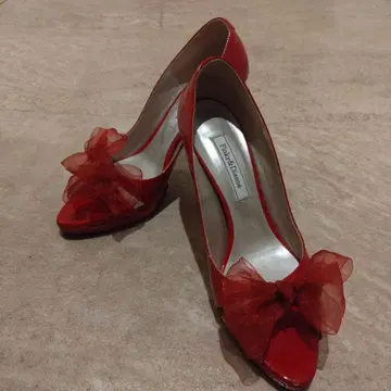 핑키앤다이안 빨간색 오픈토 하이힐 리본 에나멜