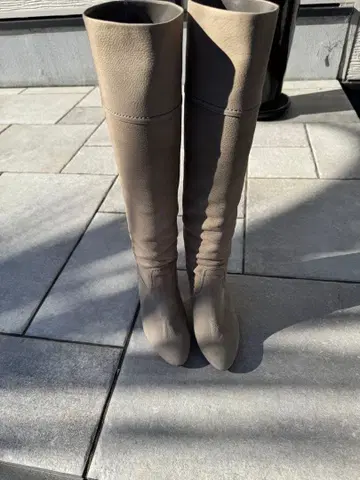 베이지 가죽 롱 부츠 중간 힐