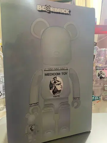 MEDICOM TOY TOKYO BE@RBRICK 100% & 400%