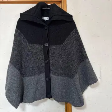 리미티드 에디션 니트 버튼 그레이 케이프 코트