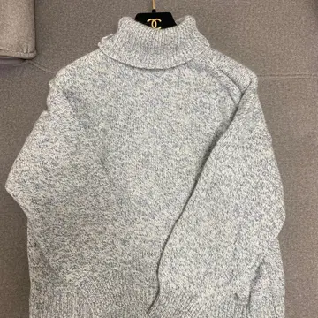 그레이 계열 터틀넥 니트 긴팔