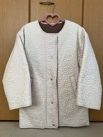 꽃무늬 퀼팅과 브라운 보아의 리버서블 코트