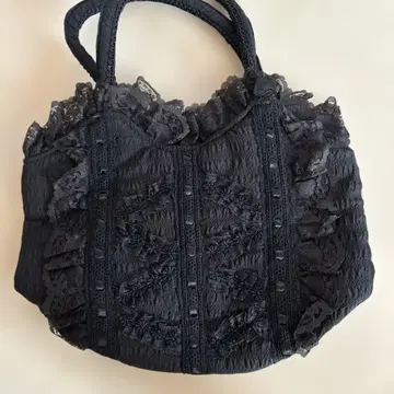 프릴 달린 블랙 백