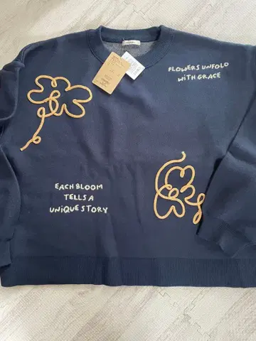 새상품 niko and - 꽃 자수 네이비 긴팔 니트 F 사이즈