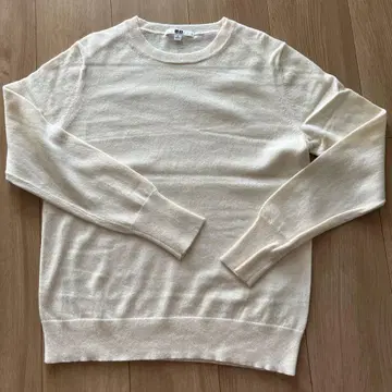 UNIQLO 화이트 캐시미어 긴팔 스웨터