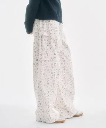 fekete floral cargo pants 꽃무늬 카고 팬츠