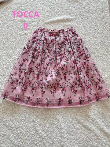 TOCCA 꽃무늬 자수 플레어 스커트 무릎 기장 핑크