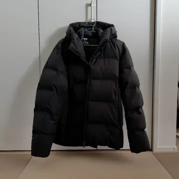 유니클로 심리스 다운 후드티/3D 컷 다크 그린 XL 발수 방풍 경량