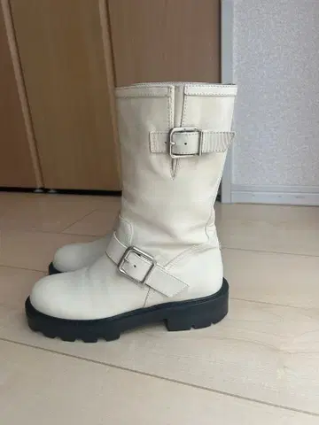 화이트 가죽 버클 부츠