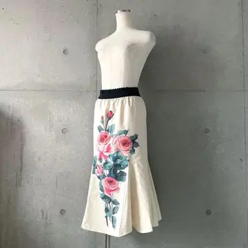 택 포함 새상품 로즈 패턴 머메이드 스커트 S 크림 베이지